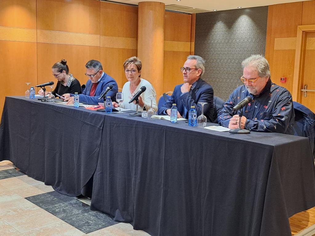 Cuatro ponentes en la mesa, entre ellos se encuentra Adriana Valverde