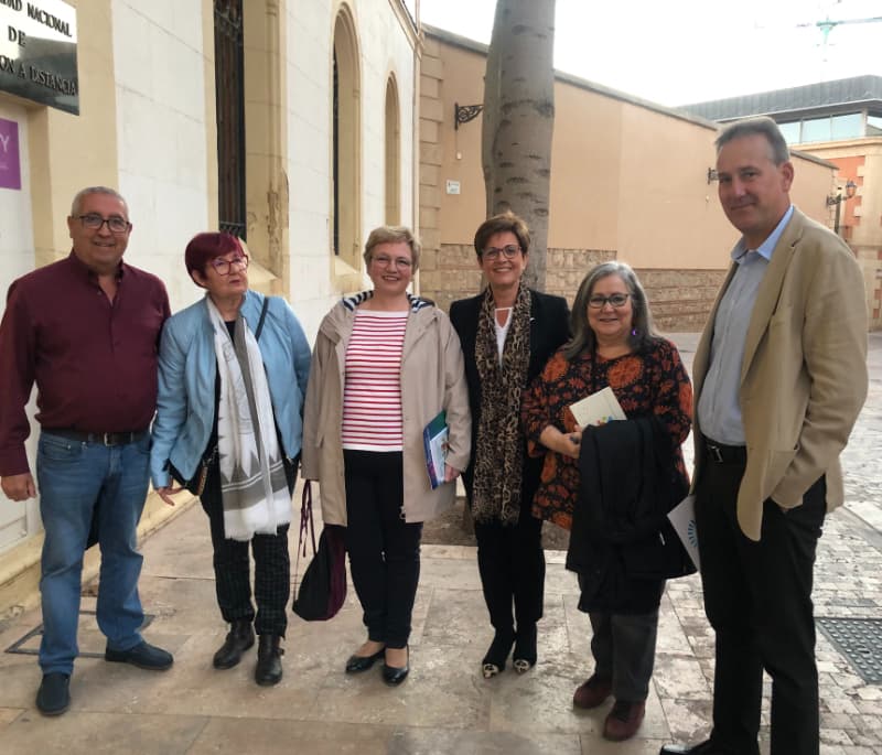 Grupo de personas asistentes a la Mesa Redonda en una plaza.