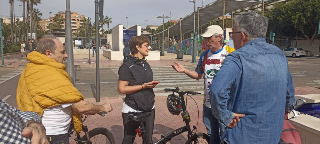 Adriana en el carril bici charlando con otras personas