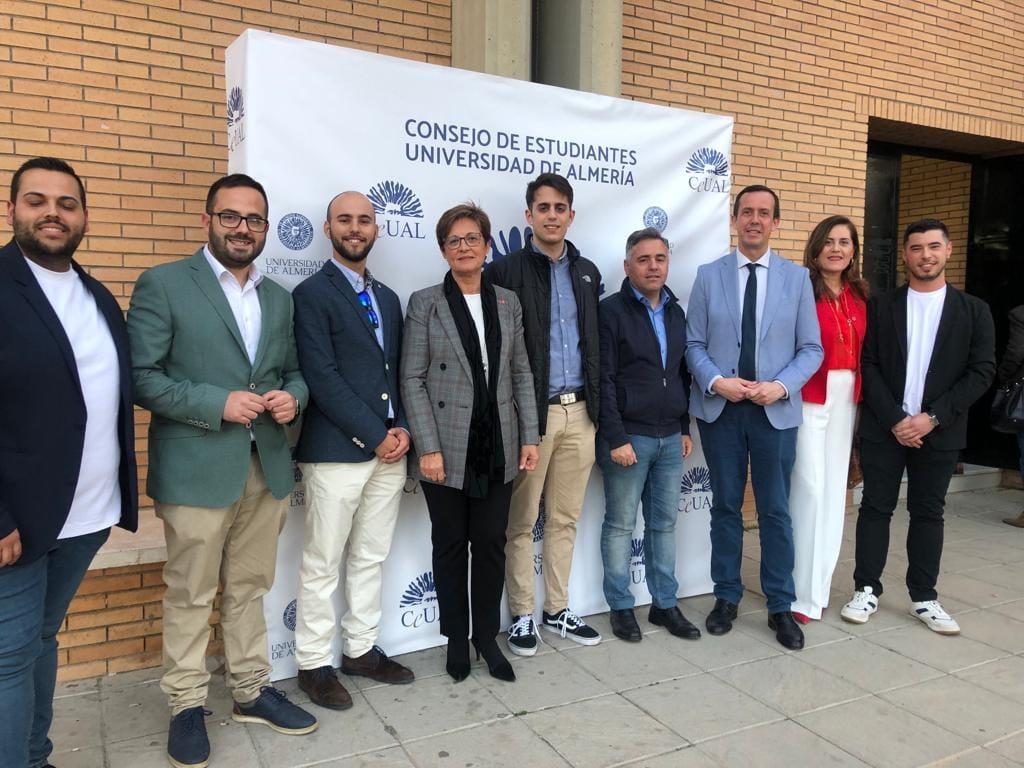 Adriana y un grupo de estudiantes y facultativos de la Universidad de Almería delante de un panel