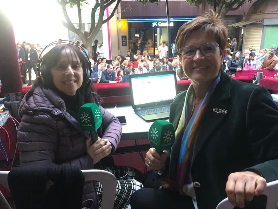 Adriana Valverde junto a la periodista de Canal Sur, María Jesús Recio, antes de comenzar la entrevista, la tarde del Jueves Santo.