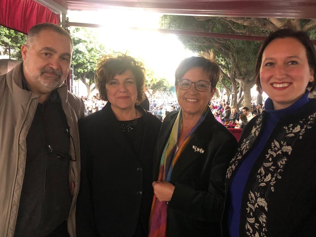 Cristóbal Hernández, presidente de la Fundación 'Padre Huelin', Encarni Molina, presidenta de la Agrupación de Hermandades y Cofradías, Adriana Valverde, candidata del PSOE a la Alcaldía de Almería, y Lidia Compadre concejala y miembro de su candidatura.