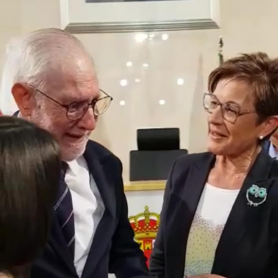 Adriana Valverde, candidata del PSOE a la Alcaldía de Almería, saluda a Felipe Ortiz tras recibir el Escudo de Oro de la Ciudad.