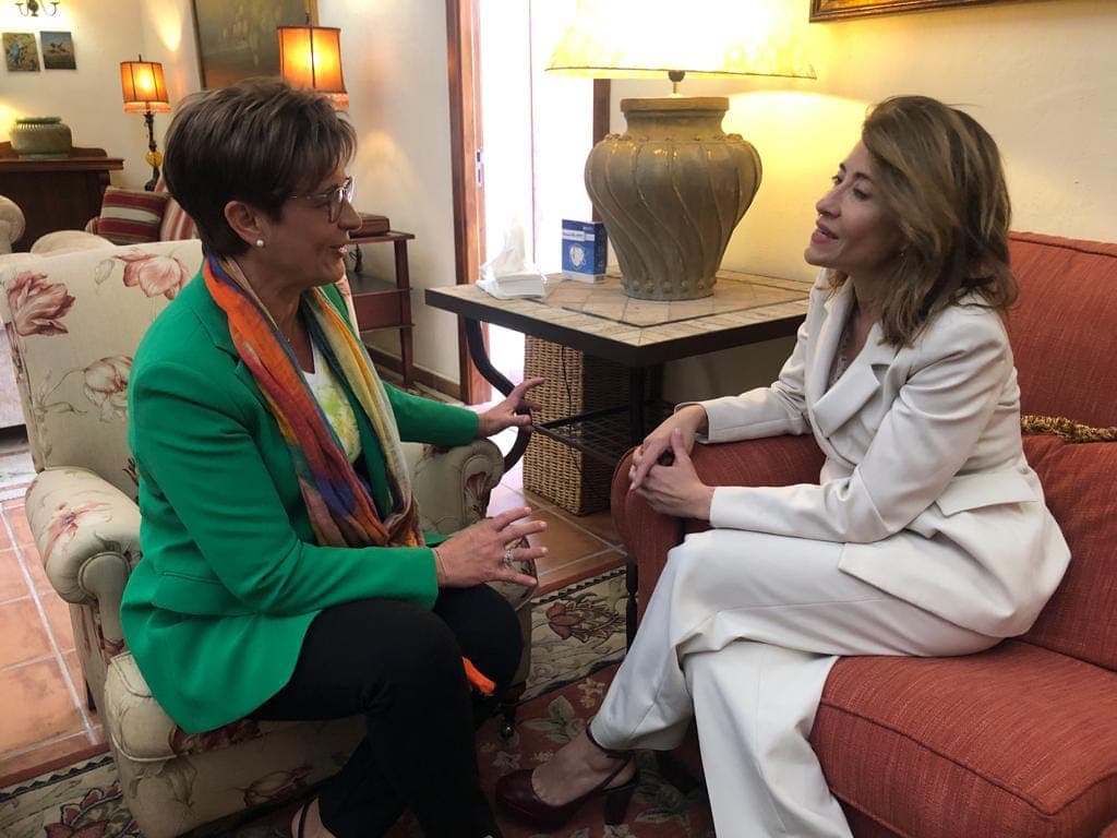 Adriana Valverde, candidata del PSOE a la Alcaldía de Almería, conversa con Raquel Sánchez, ministra de Transportes, Movilidad y Agenda Urbana, Raquel Sánchez.