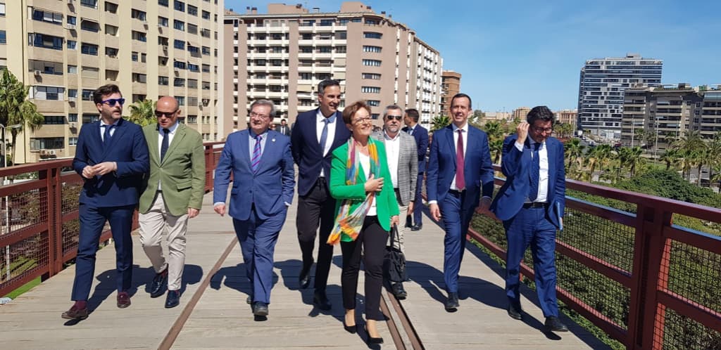 Adriana Valverde, candidata del PSOE a la Alcaldía de Almería, junto a responsables políticos e institucionales en la inauguración de la rehabilitación del Cable Inglés.