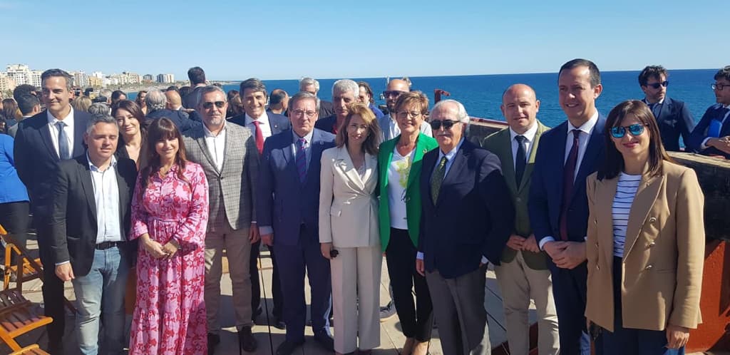 Adriana Valverde, candidata del PSOE a la Alcaldía de Almería, junto a responsables políticos e institucionales en la inauguración de la rehabilitación del Cable Inglés.