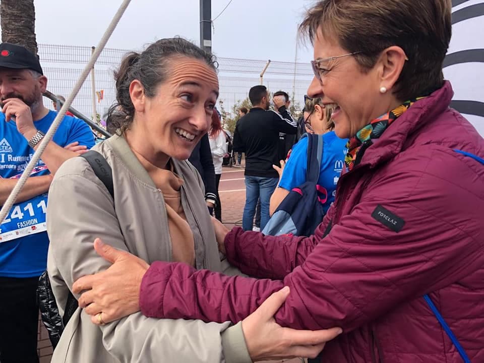 Adriana Valverde, candidata del PSOE a la Alcaldía de Almería, saluda a una de las participantes en la carrera por el autismo.