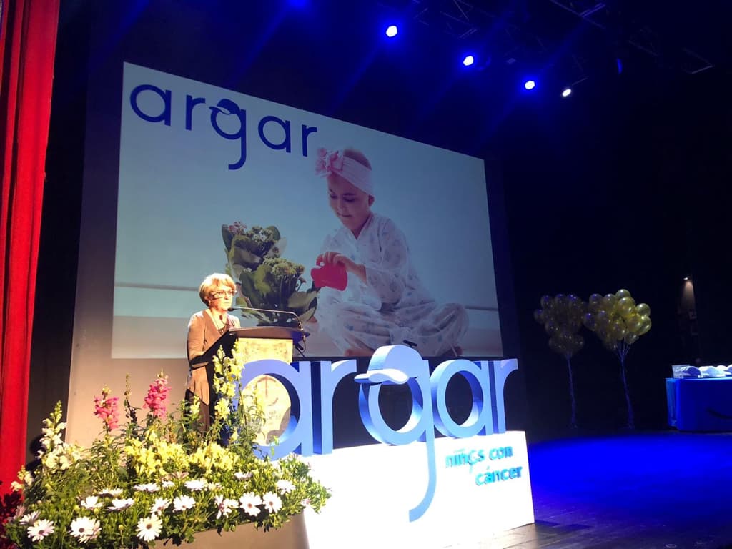 Rosa Onieva, presidenta de la Asociacion de Padres y Madres de Niños y Niñas con Cáncer de Almería 'ARGAR', durante su intervención en la gala.