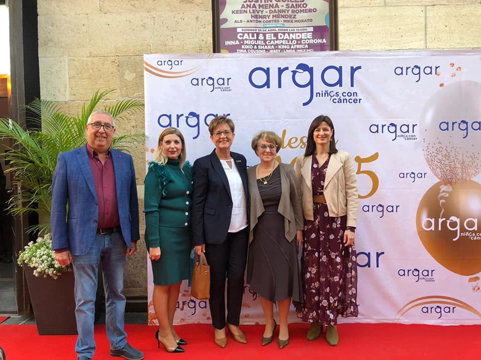 Adriana Valverde, candidata del PSOE a la Alcaldía de Almería, junto a Rosa Onieva, presidenta de 'ARGAR' y los concejales José Antonio Alfonso y Fátima Herrera.