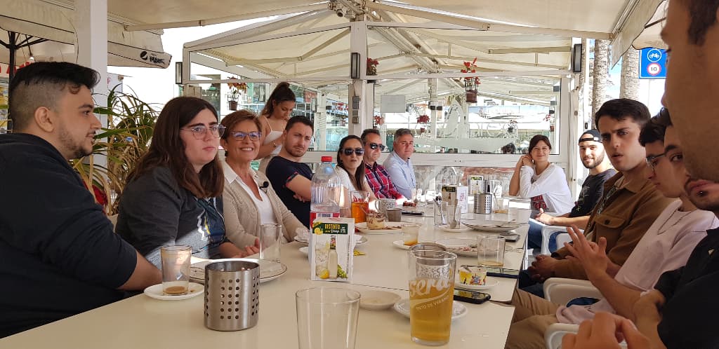 Adriana Valverde, candidata del PSOE a la Alcaldía de Almería durante el encuentro mantenido con jóvenes de la ciudad para conocer sus inquietudes.