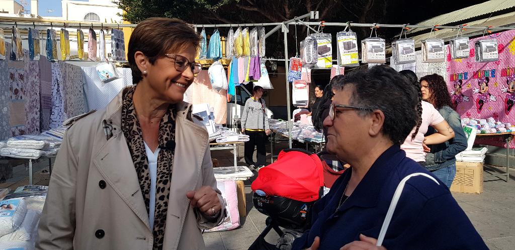 Una vecina de Pescadería conversa con la candidata del PSOE a la Alcaldía de Almería, Adriana Valverde.