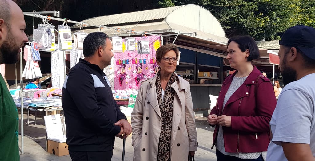 Una vecina de Pescadería conversa con la candidata del PSOE a la Alcaldía de Almería, Adriana Valverde.