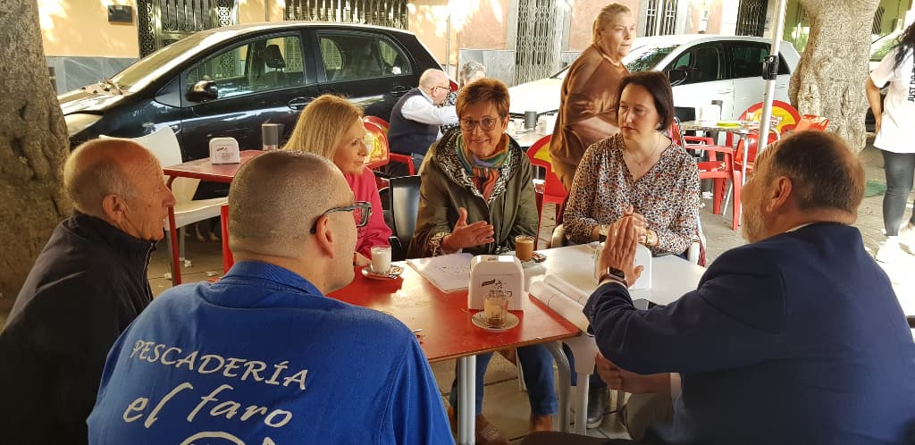 Adriana Valverde ha desayunado con los representantes vecinales en una típica churrería de la Plaza de Pavía.