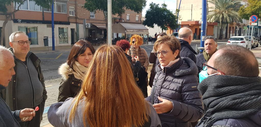 Adriana Valverde conversa con un grupo de vecinos y vecinas de El Alquián sobre los problemas que sufren en el barrio.