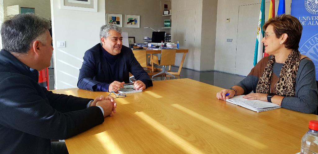 Adriana Valverde y el concejal Antonio Ruano conversan con el rector de la Universidad de Almería en su despacho en el Campus