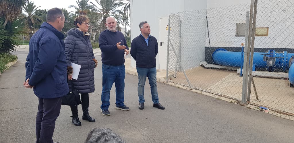 Adriana Valverde, y los miembros de su candidatura, Antonio Ruano y José Fernández, recorren las instalaciones de la comunidad de regantes con el presidente de Cuatro Vegas.