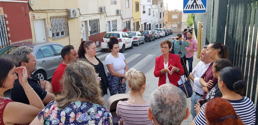 Adriana Valverde conversa con un grupo de padres en la entrada del colegio Ángel Suquía de Piedras Redondas.