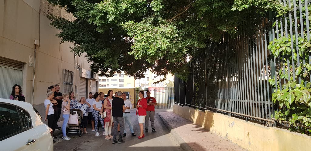 Adriana Valverde, junto a los padres, en la zona sur del colegio Ángel Suquía de Piedras Redondas, bajo el árbol que, por falta de poda, causa preocupación en la comunidad escolar.