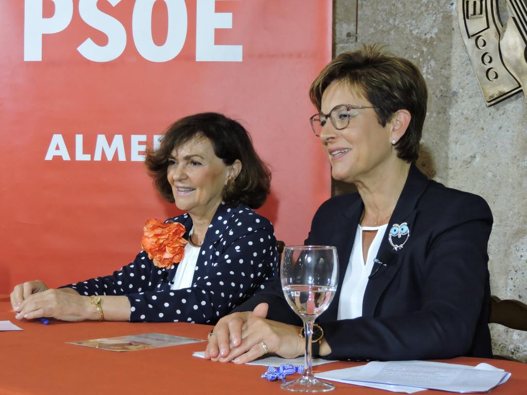 Carmen Calvo y Adriana Valverde en un momento de la mesa redonda sobre Cultura celebrada en los Aljibes Árabes.