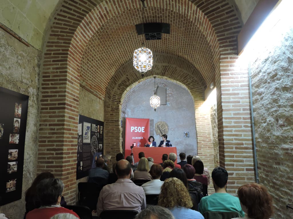 Imagen de la sala de los Aljibes Árabes donde se celebró la mesa redonda sobre Cultura en la que participaron Carmen Calvo y Adriana Valverde.