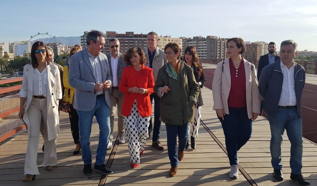 Llegada de Adriana Valverde, Juan Espadas y Carmen Calvo, junto a otros responsables socialistas a la parte más elevada del Cable Inglés.