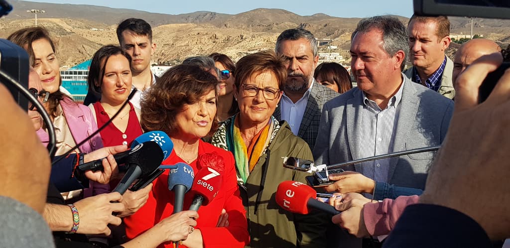 Carmen Calvo realizando declaraciones a los medios de comunicación en su visita al Cable Inglés.