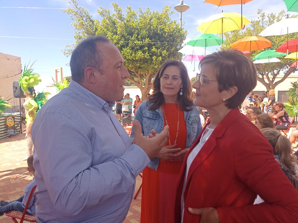 Adriana Valverde junto a Carmen Aguilar, integrante de su candidatura, conversa con un vecino de Loma Cabrera, durante la fiesta.