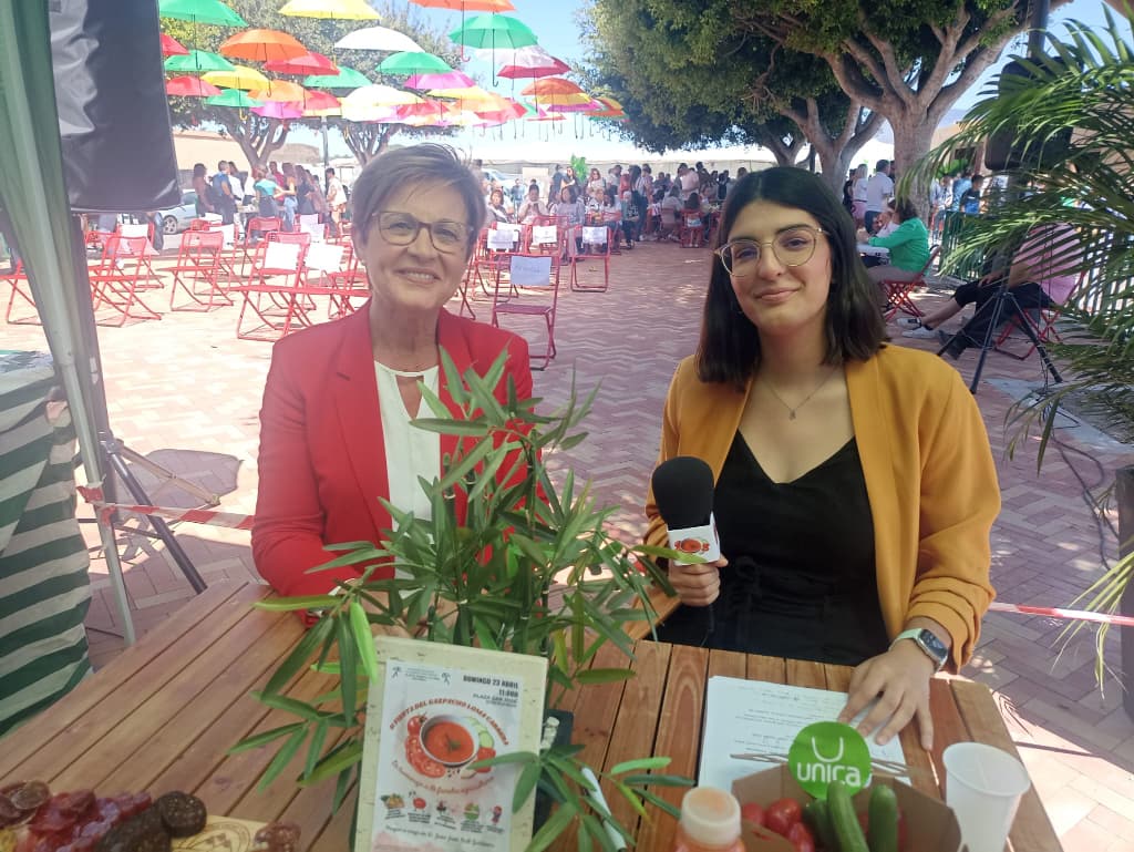 Un momento de entrevista para televisión que ofreció Adriana Valverde durante la Fiesta del Gazpacho de Loma Cabrera.