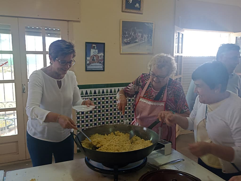 Adriana Valverde ayuda a un grupo de vecinas de La Cañada a repartir platos de migas.