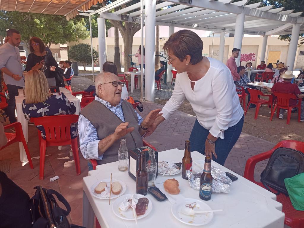 Adriana Valverde conversa con un vecino de La Cañada durante la celebración de San Marcos.