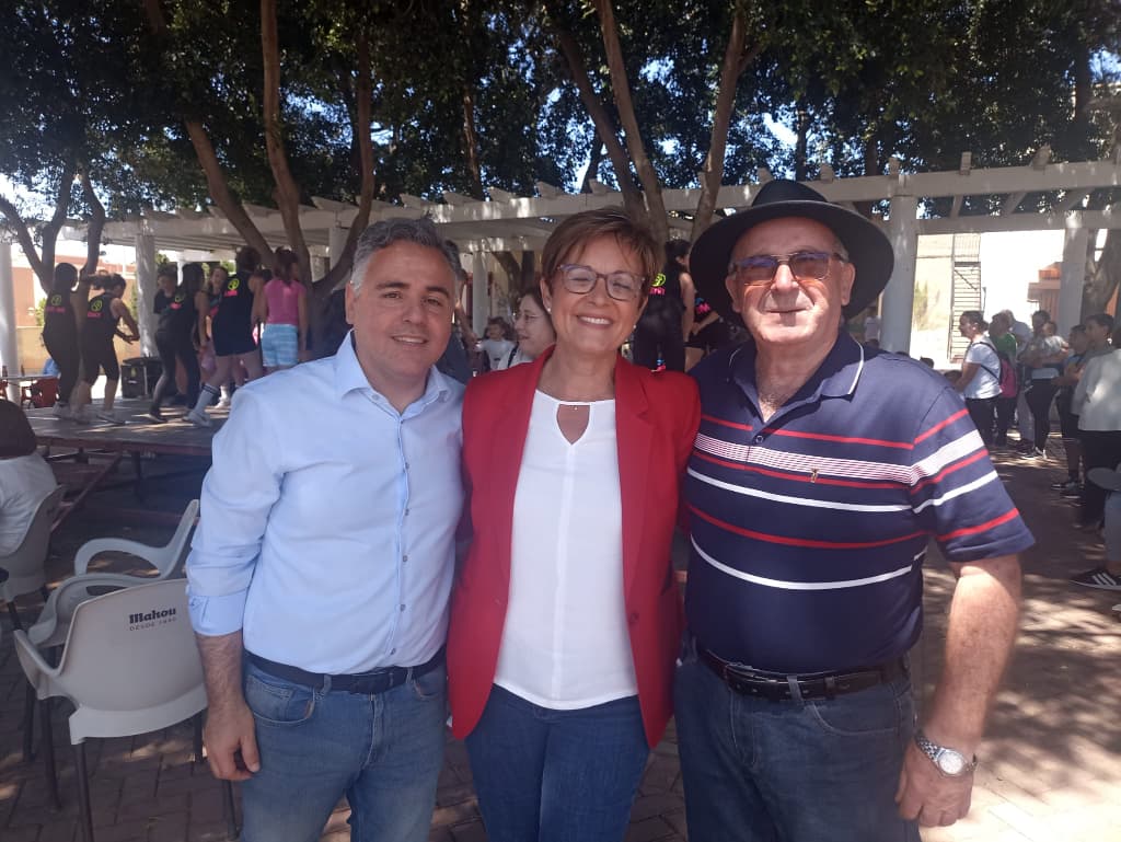 Adriana Valverde, Antonio Ruano y un vecino de La Cañada posan bajo los árboles de la plaza de La Cañada.