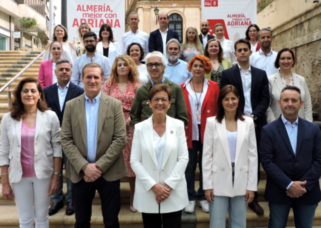 Adriana Valverde posa en la escalinata del Paseo Nicolás Salmerón junto a los componente de sus candidatura.