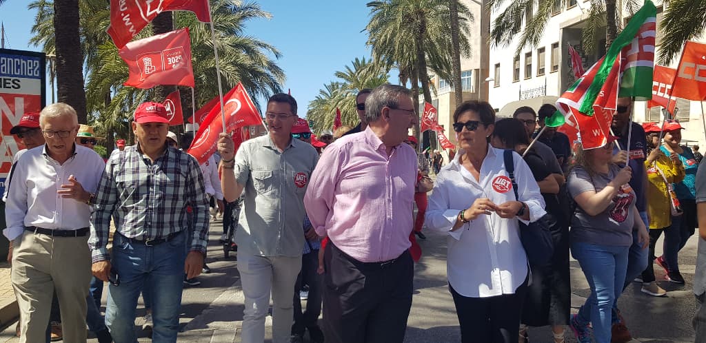 La candidata socialista a la Alcaldía, Adriana Valverde, y Fernando Martínez, presidente de la Agrupación Municipal del PSOE de la ciudad de Almería y secretario de Estado de Memoria Democrática, conversan durante la manifestación