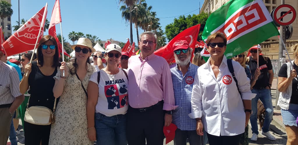 Adriana Valverde y Fernando Martínez junto algunas compañeras que forman parte de la candidatura al Ayuntamiento de Almería