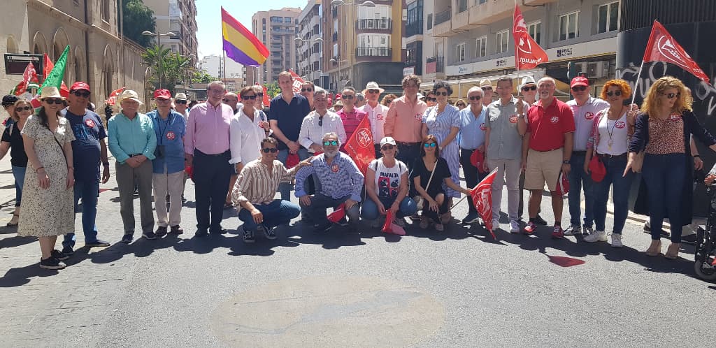 Foto de grupo de candidatos del PSOE al Ayuntamiento de Almería y otros compañeros del partido.