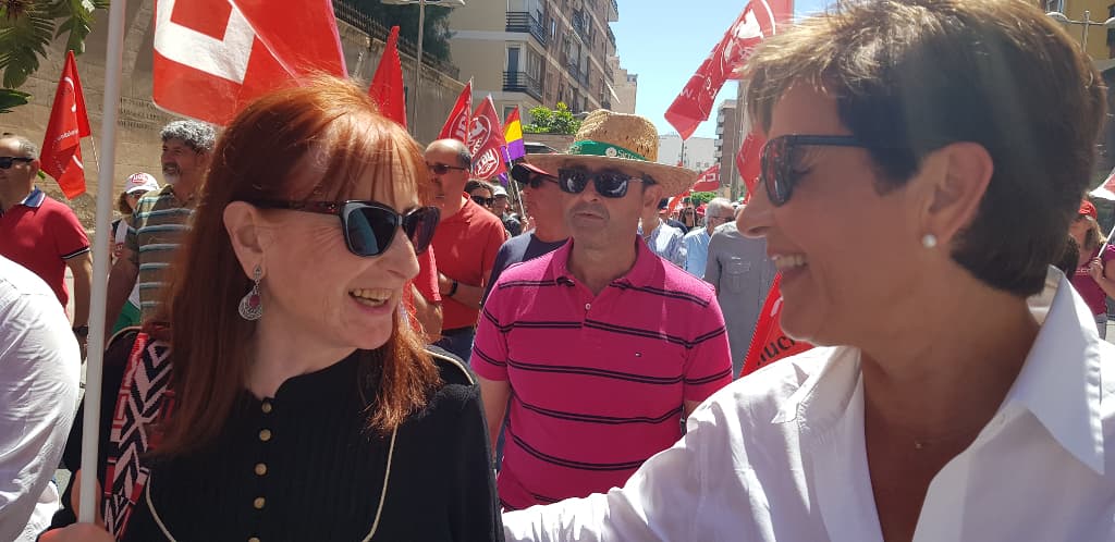 Una simpática imagen de Adriana Valverde saludando a una amiga durante la manifestación.