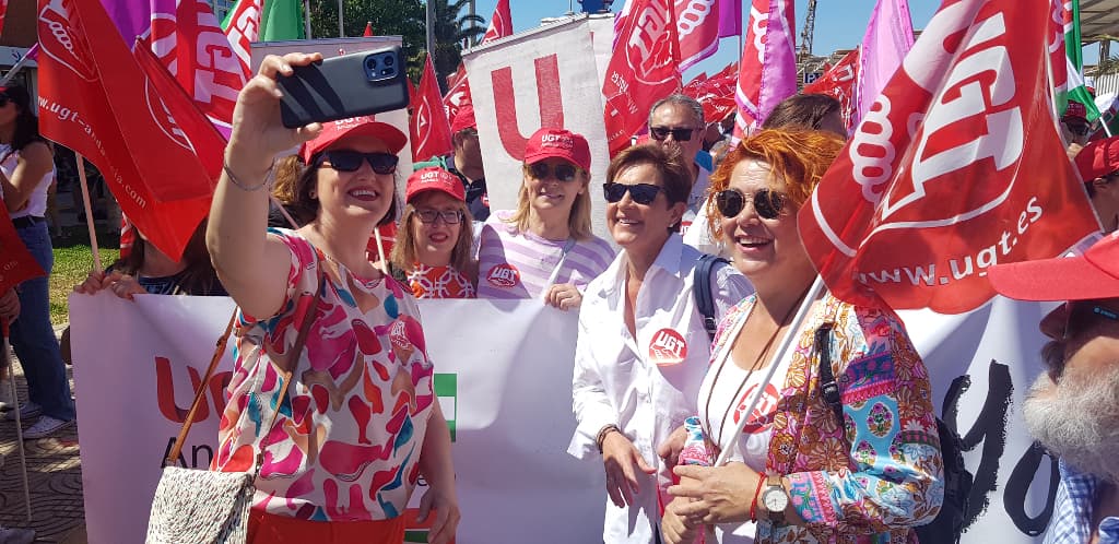 Adriana Valverde junto a sus compañeras de la candidatura del PSOE al Ayuntamiento de Almería toman un selfie antes de salir la manifestación.