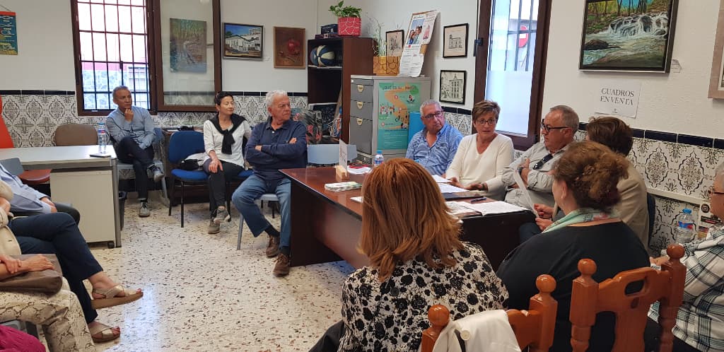 Adriana Valverde y el concejal socialista José Antonio Alfonso dialogan con los responsables de la Asociación El Timón de apoyo a pacientes de salud mental y a sus familias, en su sede.