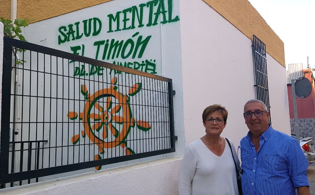 Adriana Valverde y el concejal socialista José Antonio Alfonso frente a la sede de la Asociación El Timón.