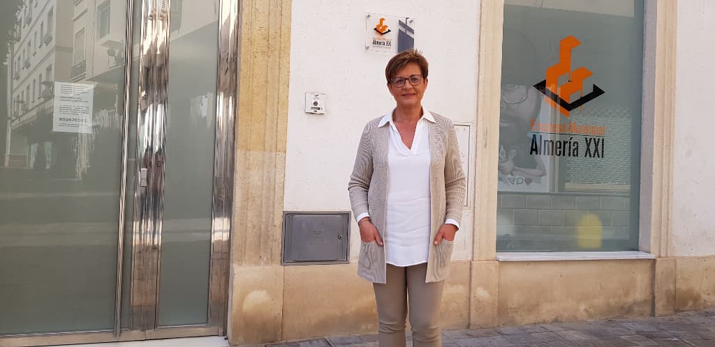 Adriana Valverde frente a la sede de la empresa municipal de la vivienda 'Almería XXI'