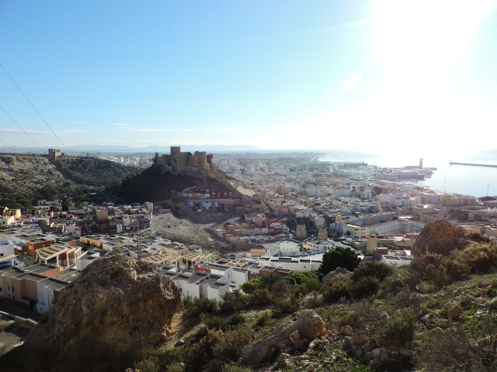 Imagen de La Alcazaba con la ciudad a sus pies tomada desde las Canteras Califales