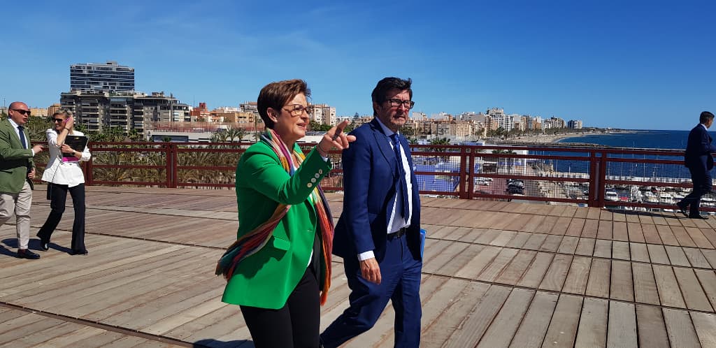 Adriana Valverde junto a un responsable institucional durante la inauguración del Cable Inglés ya rehabilitado.