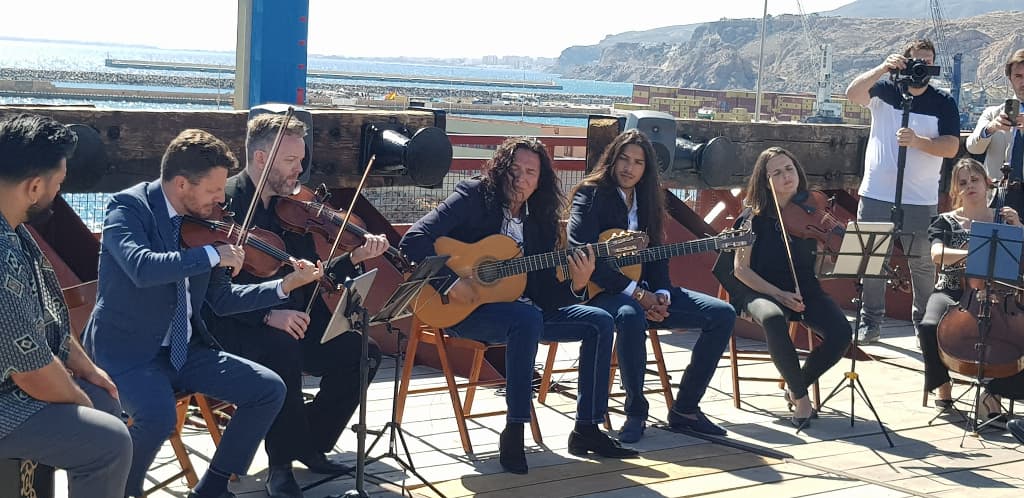 El guitarrista Tomatito durante su actuación en el acto de inauguración del rehabilitado Cable Inglés.