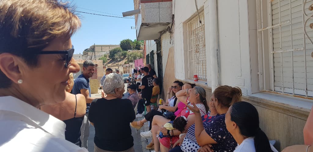 Adriana Valverde, junto a vecinos y vecinas de Los Almendros el pasado 1 de Mayo.