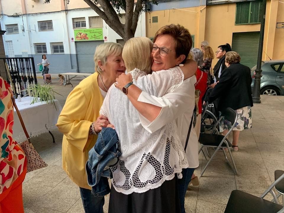 Adriana Valverde abraza a una vecina de Cruz de Carava a su llegada al barrio, con motivo de la celebración de la Fiesta de las Cruces.