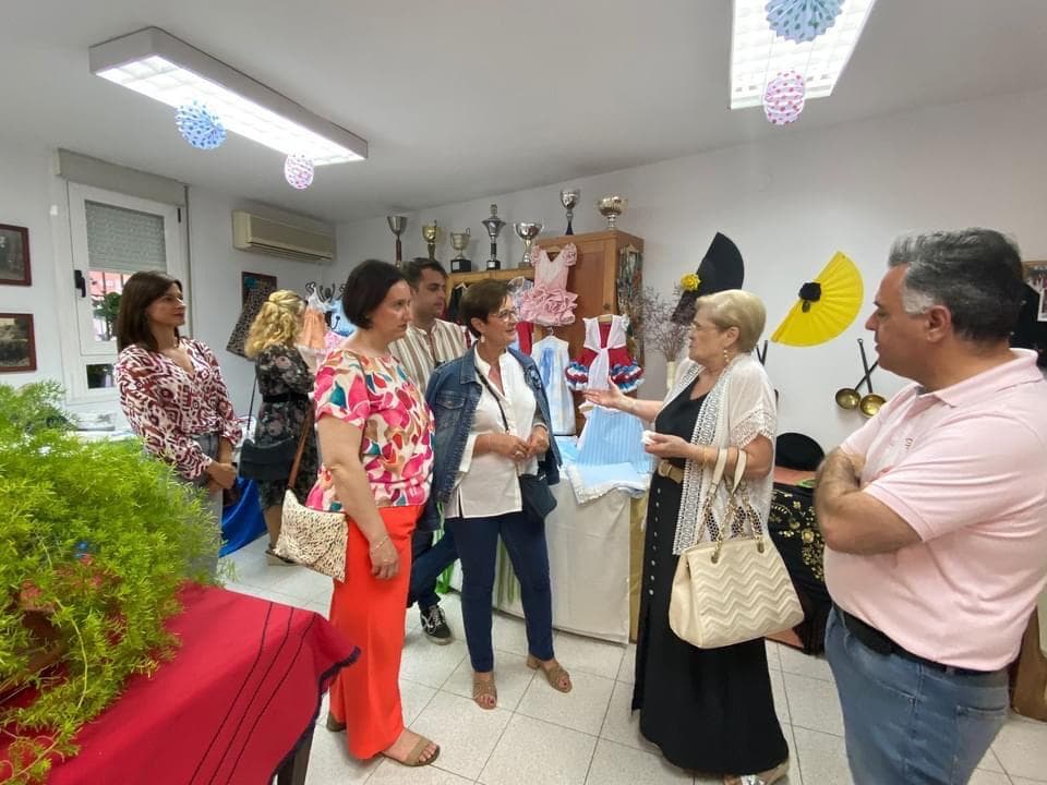 Adriana Valverde y miembros de su candidatura en la sede de la Asociación de Mujeres de Cruz de Caravaca donde exhiben los trabajos realizados en su taller de costura.