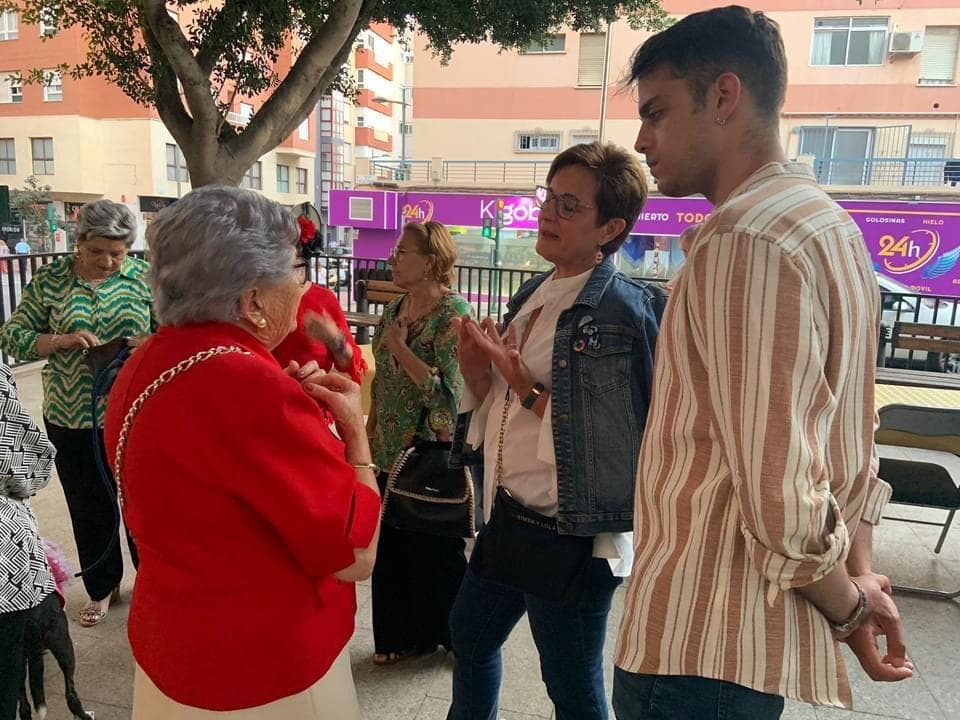 Adriana Valverde y el candidato Antonio García saludan a una vecina de Cruz de Caravaca.