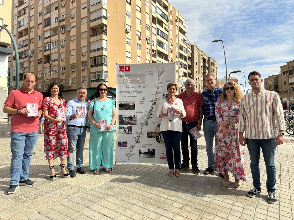 Adriana Valverde junto a los miembros de su candidatura en la presentación del Proyecto "Ronda Amable", en la carretera de Ronda junto al cartel informativo.