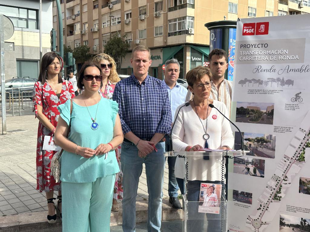 Adriana Valverde durante su intervención ante los medios de comunicación, en la carretera de Ronda, para dar a conocer el Proyecto "Ronda Amable".