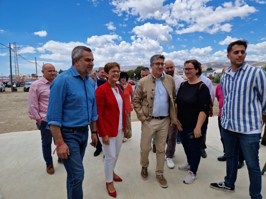 Los participantes en la Fiesta de la Rosa a su llegada al lugar de la celebración